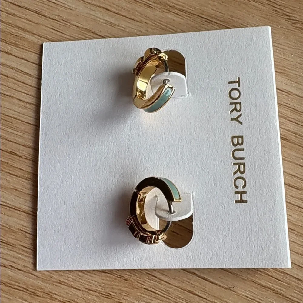 Tory Burch Serif T Huggie Earrings in Tory Gold